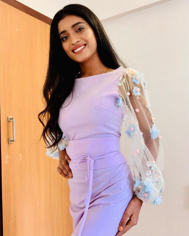 Manya Singh menyelesaikan kuliahnya di Thakur College of Science and Commerce. Foto: Instagram/@missindiaorg, @manyasingh993