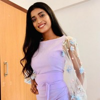 Manya Singh menyelesaikan kuliahnya di Thakur College of Science and Commerce. Foto: Instagram/@missindiaorg, @manyasingh993