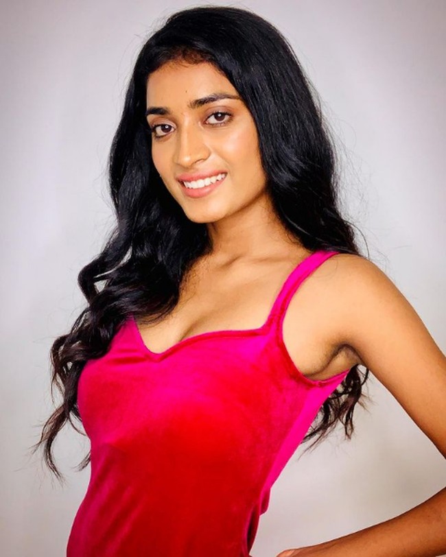 Sejak usia 14 tahun, Manya Singh pergi dari rumahnya di desa Kushinagar, Uttar Pradesh, ke Mumbai untuk mendapatkan kesempatan pendidikan dan karier yang lebih luas. Foto: Instagram/@missindiaorg, @manyasingh993