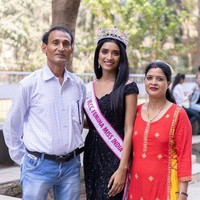 Manya Singh berasal dari keluarga sederhana. Ayahnya bekerja sebagai sopir bajaj sementara sang ibu terapis kecantikan. Tapi ia memiliki cita-cita yang tinggi. Foto: Instagram/@missindiaorg, @manyasingh993