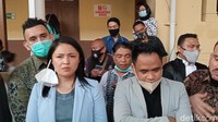 Jadi sekarang saya fight sebagai saksi Arya karena kita semua terpaksa menyerang, ujar Marshanda usai persidangan di Pengadilan Negeri (PN) Bandung, Jalan LLRE Martadinata, Kota Bandung, Selasa (16/2/2021).  Foto: Dony Indra Ramadhan