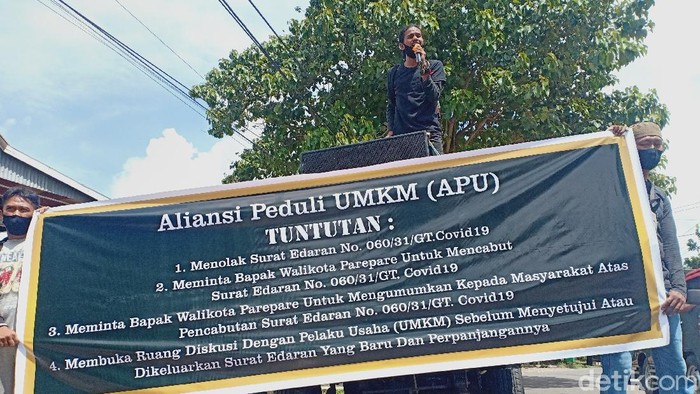 Massa aliansi UMKM di Kota Parepare yang menolak penerapan PPKM (Hasrul/detikcom).