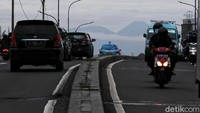 Saat ini jalur pendakian Taman Nasional Gunung Gede Pangrango (TNGGP) ditutup hingga 28 Februari 2021. Pertimbangannya, cuaca ekstrem dan pemulihan ekosistem.