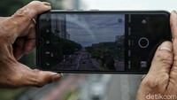 Terlihat nya Gunung tersebut mencuri perhatian warga yang ingin mengabadikan dengan ponsel. 