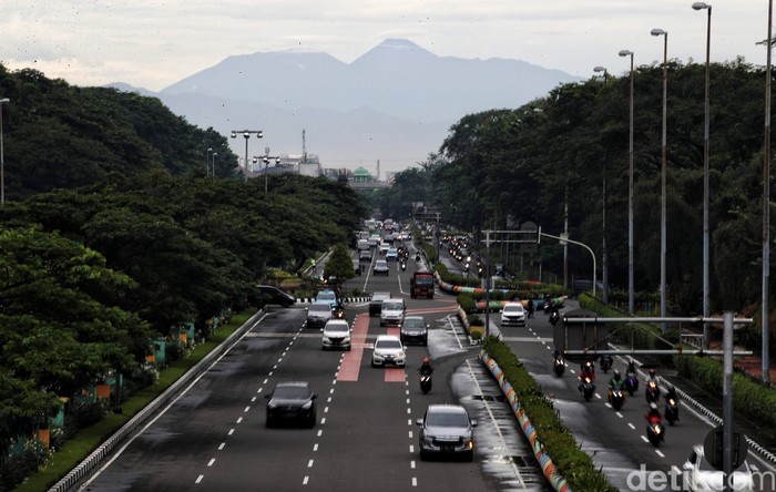 Gunung Gede Pangrango adalah salah satu taman nasional yang terletak di Jawa Barat. Gunung yang tinggi menjulang itu dapat juga dilihat dari Ibu Kota Jakarta.