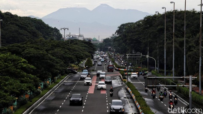 Gunung Gede Pangrango adalah salah satu taman nasional yang terletak di Jawa Barat. Gunung yang tinggi menjulang itu dapat juga dilihat dari Ibu Kota Jakarta.