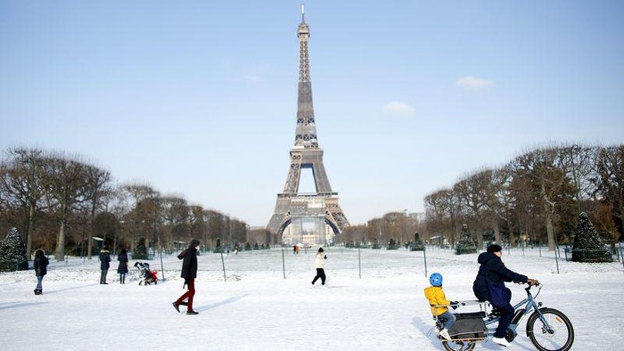 Menara Eiffel saat winter