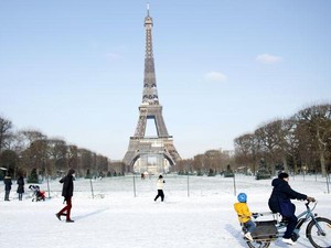 Saat Menara Eiffel Harus Diobor Biar Tidak Beku