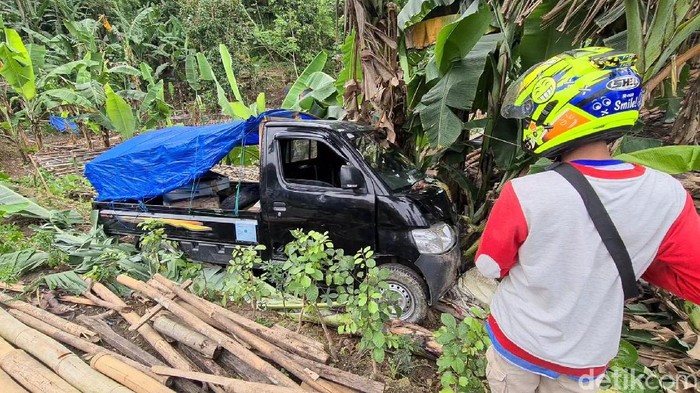 Mobil pikap tahu bulat terperosok dan menghantam pohon pisang di Sukabumi