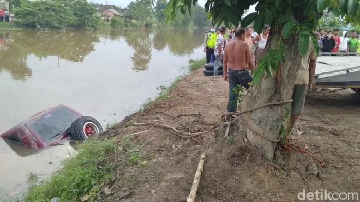 Mobil terperosok di sungai di Palembang. Seorang perempuan meninggal akibat terjebak di mobil (Prima Syahbana/detikcom)