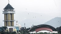 Kujang memiliki filosofi bagi warga Sunda untuk menjaga lingkungan. Di mana bilah kujang tidak dibuat tajam agar tidak dapat memotong pohon sekaligus juga menjaga alam. (Muhammad Iqbal/detikTravel)