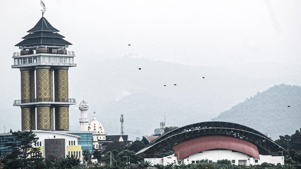 Kujang memiliki filosofi bagi warga Sunda untuk menjaga lingkungan. Di mana bilah kujang tidak dibuat tajam agar tidak dapat memotong pohon sekaligus juga menjaga alam. (Muhammad Iqbal/detikTravel) Kujang memiliki filosofi bagi warga Sunda untuk menjaga lingkungan. Di mana bilah kujang tidak dibuat tajam agar tidak dapat memotong pohon sekaligus juga menjaga alam. (Muhammad Iqbal/detikTravel)