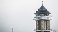 Bukan hanya itu, 99 pun merupakan ketinggian dari menara tersebut yang ujungnya berada pada ujung kujang. Jika dilihat dari jauh, nampak sebuah kujang berdiri tegak di atas menara itu. (Muhammad Iqbal/detikTravel)