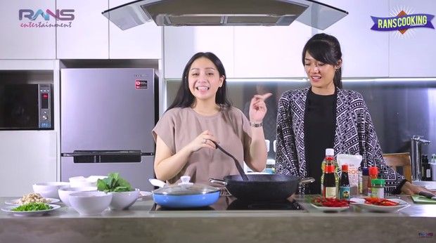 5 Momen Nagita Slavina saat Masak Nasi Goreng dan Kue Cokelat untuk Keluarga