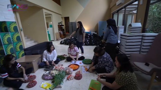 5 Momen Nagita Slavina saat Masak Nasi Goreng dan Kue Cokelat untuk Keluarga