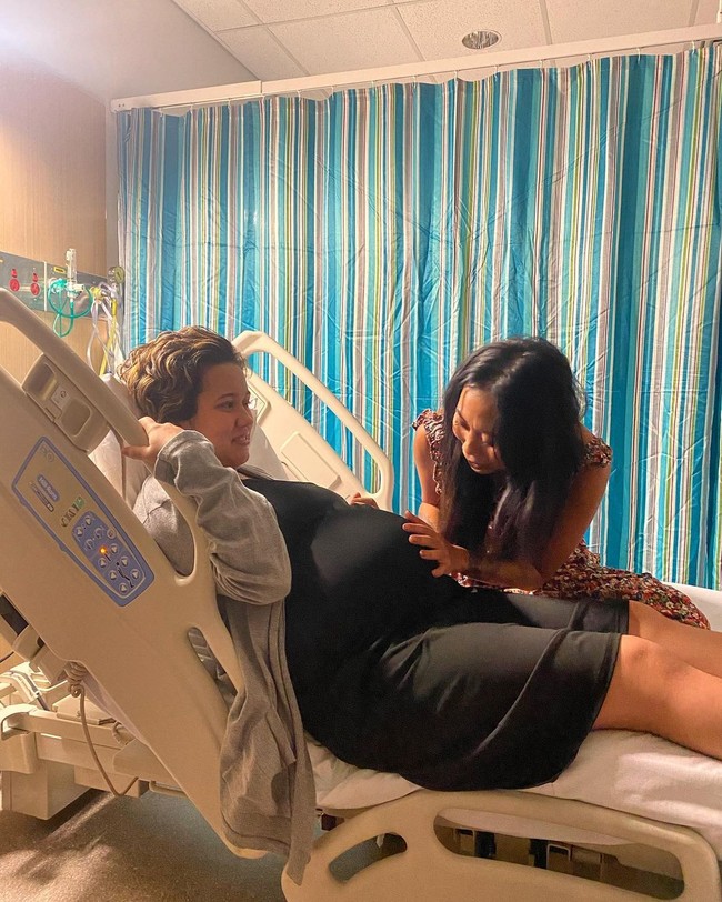 Inilah momen saat putri Ning akan melahirkan. Shes fighting contraction and im fighting all the excitement. No one really wins just yet.. you got the hunnay, keterangan fotonya. Foto: Instagram