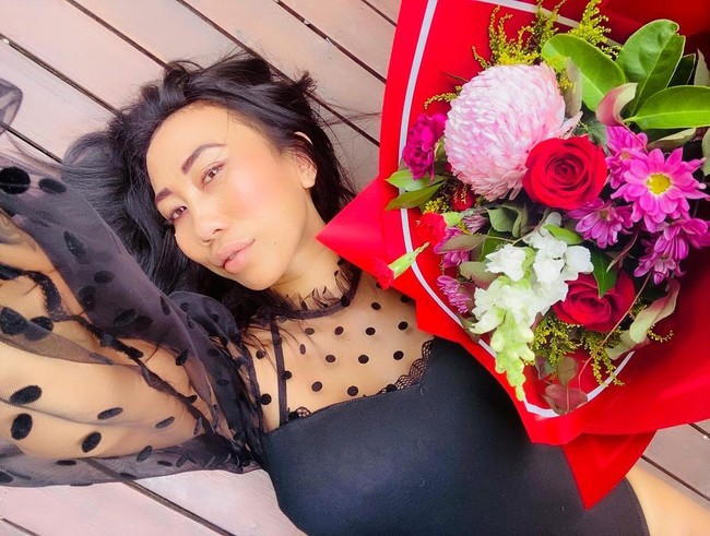 Banyak orang yang terkejut bahwa Ning telah menjadi nenek. Lantaran, Ning masih terbilang muda untuk memiliki cucu. Foto: Instagram