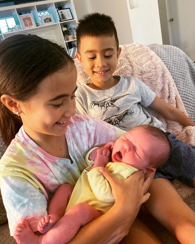 Selain anaknya yang sudah remaja, Ning juga memiliki anak yang kecil-kecil. Ini momen saat dua anak Ning yang masih kecil menggendong keponakannya. Foto: Instagram