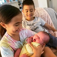 Selain anaknya yang sudah remaja, Ning juga memiliki anak yang kecil-kecil. Ini momen saat dua anak Ning yang masih kecil menggendong keponakannya. Foto: Instagram