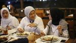 Cantiknya Gaya Nissa Sabyan saat Ngopi dan Makan Es Krim