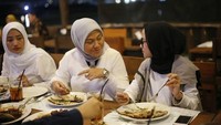 Istri Ayus tersebut dikenal hobi kulineran. Banyak momennya saat kulineran bareng teman dan keluarga. Foto: Instagram @nissa_sabyan