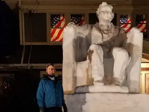 Potret Pembuatan Patung Salju Abraham Lincoln