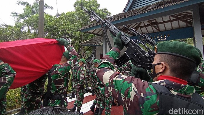 Pemakaman Pratu Anumerta Ginanjar dilakukan secara militer di TMP Banjar