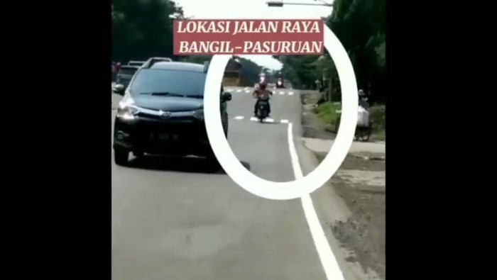 pemotor pria pamer alat kelamin di pasuruan