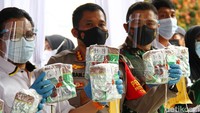 Kapolres Metro Depok Komisaris Besar Polisi Imran Edwin Siregar (kedua kiri) dan Dandim Depok Kolonel Infanteri Agus Isrok Mikroj (kanan) menunjukan barang bukti sabu yang dikemas dalam bungkus teh.