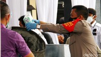 Kapolres Metro Depok Kombes Pol Imran Edwin Siregar (tegah) memusnahkan barang bukti berupa sabu yang diamankan dari hasil penangkapan.