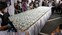Barang bukti narkoba jenis sabu dibungkus dengan kemasan teh yang diamankan seberat sekitar 302 kilogram.