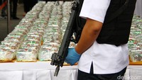 Barang bukti jenis sabu tersebut diamankan atas pengembangan kasus dari penangkapan enam tersangka.