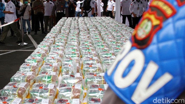 Pemusnahan 258 Kilogram Sabu di Polres Depok Kapolres Metro Depok Komisaris Besar Polisi Imran Edwin Siregar (kiri) dan Dandim Depok Kolonel Infanteri Agus Isrok Mikroj (kanan) memusnahkan barang bukti sabu ke dalam mesin molen di Polres Depok, Jawa Barat, Rabu (17/2). Barang bukti berupa sabu seberat sekitar 258 kilogram tersebut dimusnahkan dari hasil penangkapan berkedok bungkus teh