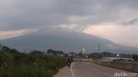 Nampak pemandangan indah dari Gunung Gede-Pangrango di sisi kanan dan Gunung Salak di sisi kiri kawasan yang akan dibangun Movieland dan arena hiburan lainnya.  