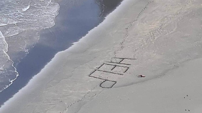 Peselancar terdampar di pantai