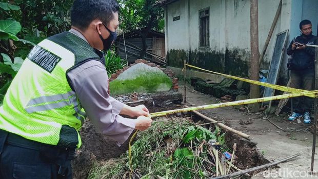 Petugas memasang garis polisi di sumur warga Klaten yang ambles, Rabu (17/2/2021).