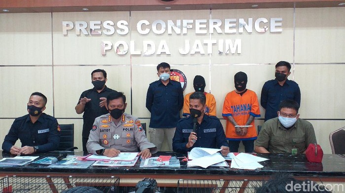 Jaringan pedagang satwa langka di Jawa Timur diringkus polisi. Tiga pelaku diamankan tim gabungan dari Ditreskrimsus Polda Jatim dan Balai Konservasi Sumber Daya Alam (BKSDA).