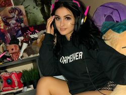 Potret Cantik SSSniperWolf, YouTuber Gaming yang Bikin Meleleh