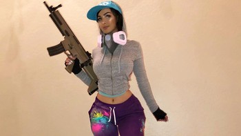 SSSniperWolf pun sering melakukan cosplay. Ini adalah cosplay salah satu karakter di Fortnite. Foto: Instagram/@SSSniperWolf