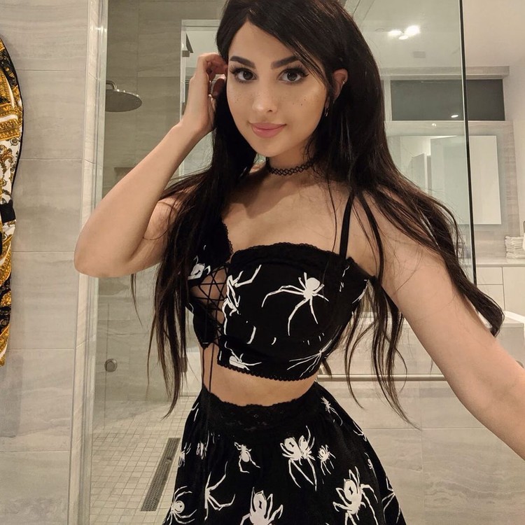 Potret Cantik SSSniperWolf, YouTuber Gaming yang Bikin Meleleh Lia Valentine adalah seorang gamer asal Inggris yang punya banyak followers. Ini dia potret cantiknya.