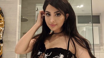 Mengapa kamu sangat cantik? Aku sangat iri! tulis salah satu penggemarnya di kolom komentar. Foto: Instagram/@SSSniperWolf