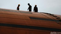 Aksi pekerja kontruksi di atas ketinggian bikin gemeteran, ditambah cuaca mendung  yang menggelayut di langit Jakarta.