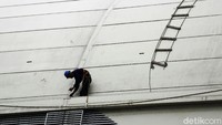 Mereka tetap menyelesaikan pekerjaannya meski mendung memayungi kawasan tersebut.