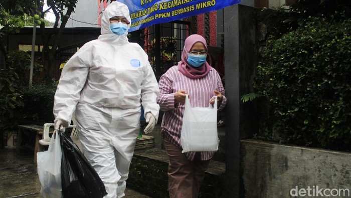 Potret Warga Bandung Lawan COVID-19 di Dago Warga Gg Cisitu Lama 1 RW 11, Dago, Coblong, Kota Bandung bergotong royong dalam menangkal penyebaran virus Corona di wilayahnya. Mereka melakukan langkah-langkah proaktif mulai dari membatasi akses jalan gang, mendirikan posko COVID-19 hingga membagikan makanan bagi warga lainnya yang terpapar Corona di masa PPKM Mikro ini