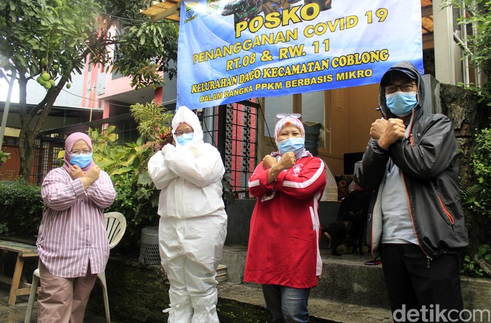 Warga Gg Cisitu Lama 1 RW 11, Dago, Coblong, Kota Bandung bergotong royong dalam menangkal penyebaran virus Corona di wilayahnya. Mereka melakukan langkah-langkah proaktif mulai dari membatasi akses jalan gang, mendirikan posko COVID-19 hingga membagikan makanan bagi warga lainnya yang terpapar Corona di masa PPKM Mikro ini