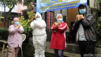 Sejumlah kader PKK yang mengenakan APD bersiap meluncur ke beberapa rumah tempat belasan orang menjalani isolasi mandiri di Gg Cisitu Lama 1 RW 11, Dago, Coblong, Kota Bandung. 