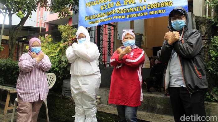 Potret Warga Bandung Lawan COVID-19 di Dago Warga Gg Cisitu Lama 1 RW 11, Dago, Coblong, Kota Bandung bergotong royong dalam menangkal penyebaran virus Corona di wilayahnya. Mereka melakukan langkah-langkah proaktif mulai dari membatasi akses jalan gang, mendirikan posko COVID-19 hingga membagikan makanan bagi warga lainnya yang terpapar Corona di masa PPKM Mikro ini
