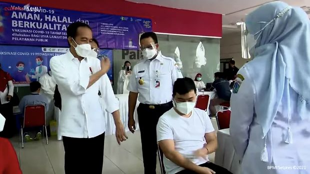 Presiden Joko Widodo Meninjau Vaksinasi Pedagang Pasar Tanah Abang, 17 Februari 2021. (Youtube Stpres RI)