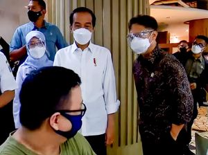 Tinjau Vaksinasi Tahap Dua di Tanah Abang, Jokowi ke Pedagang: Sakit Tidak?