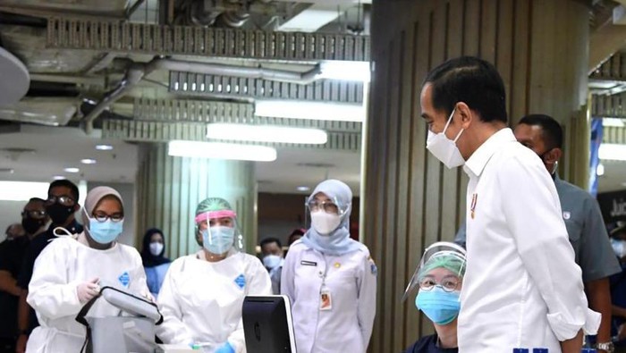Presiden Joko Widodo (Jokowi) pada hari ini, Rabu, 17 Februari 2021, melakukan inspeksi mendadak (sidak) pelaksanaan vaksinasi Covid-19 massal untuk para pedagang. Vaksinasi massal yang digelar di Pasar Tanah Abang, Jakarta, tersebut dilakukan dengan tetap menerapkan protokol kesehatan yang ketat.